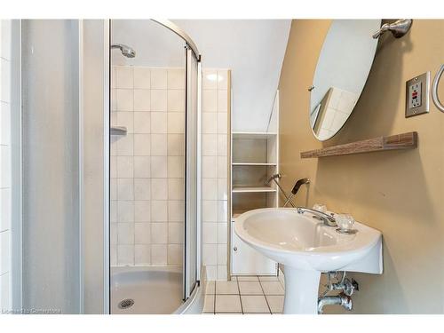 26 Ontario Avenue, Hamilton, ON - Indoor Photo Showing Bathroom