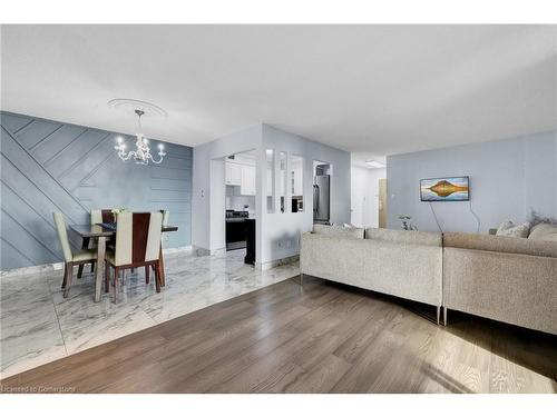 1107-975 Warwick Court, Burlington, ON - Indoor Photo Showing Living Room