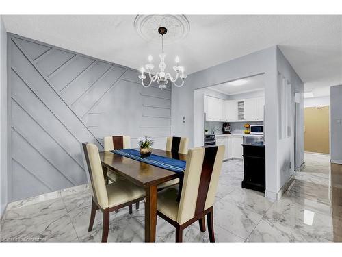 1107-975 Warwick Court, Burlington, ON - Indoor Photo Showing Dining Room