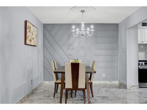 1107-975 Warwick Court, Burlington, ON - Indoor Photo Showing Dining Room