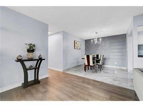 1107-975 Warwick Court, Burlington, ON - Indoor Photo Showing Dining Room