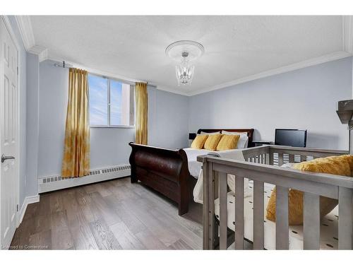 1107-975 Warwick Court, Burlington, ON - Indoor Photo Showing Bedroom