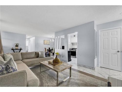 1107-975 Warwick Court, Burlington, ON - Indoor Photo Showing Living Room