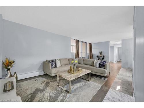 1107-975 Warwick Court, Burlington, ON - Indoor Photo Showing Living Room