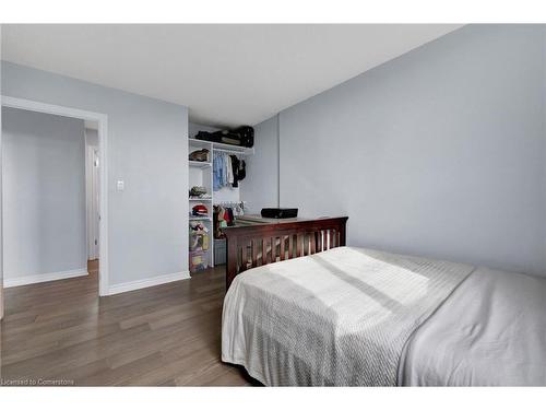 1107-975 Warwick Court, Burlington, ON - Indoor Photo Showing Bedroom