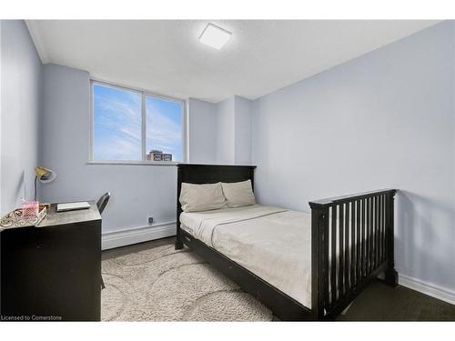 1107-975 Warwick Court, Burlington, ON - Indoor Photo Showing Bedroom