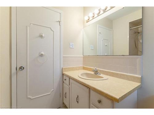 330 Tuck Drive, Burlington, ON - Indoor Photo Showing Bathroom