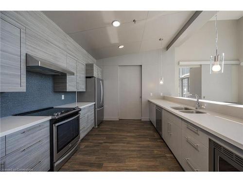 1805-2087 Fairview Street W, Burlington, ON - Indoor Photo Showing Kitchen With Double Sink With Upgraded Kitchen