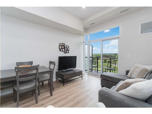 Up33-50 Herrick Avenue, St. Catharines, ON - Indoor Photo Showing Living Room