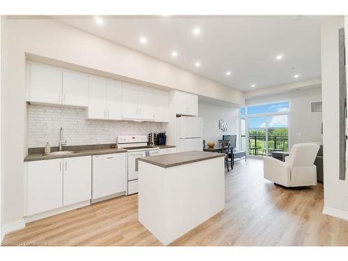 Up33-50 Herrick Avenue, St. Catharines, ON - Indoor Photo Showing Kitchen