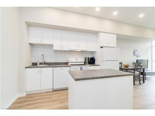 Up33-50 Herrick Avenue, St. Catharines, ON - Indoor Photo Showing Kitchen