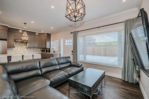 131 Green Road, Hamilton, ON - Indoor Photo Showing Living Room