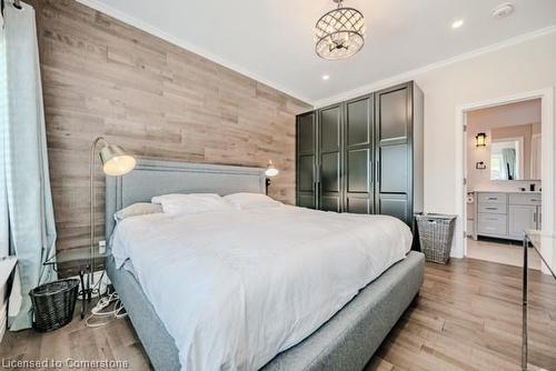 131 Green Road, Hamilton, ON - Indoor Photo Showing Bedroom