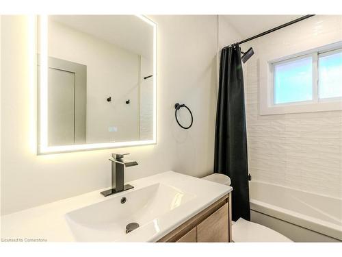 242 West 18Th Street, Hamilton, ON - Indoor Photo Showing Bathroom