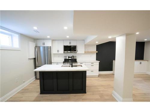 242 West 18Th Street, Hamilton, ON - Indoor Photo Showing Kitchen