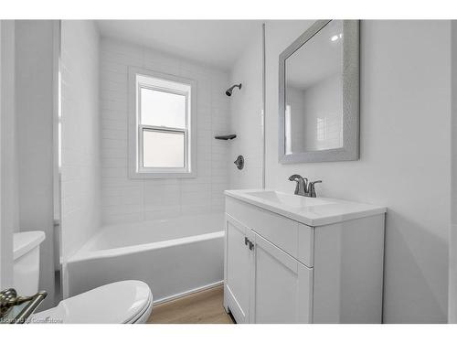 875 Fennell Avenue E, Hamilton, ON - Indoor Photo Showing Bathroom