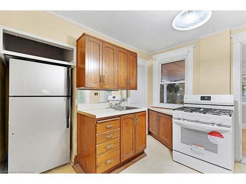 105 Edgemont Street N, Hamilton, ON - Indoor Photo Showing Kitchen