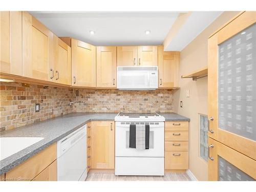 403-50 Main Street, Dundas, ON - Indoor Photo Showing Kitchen