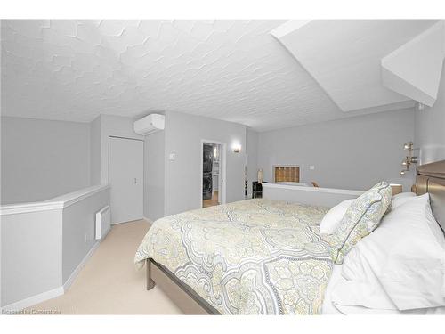 403-50 Main Street, Dundas, ON - Indoor Photo Showing Bedroom