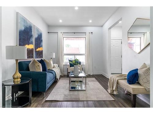 334 Cannon Street E, Hamilton, ON - Indoor Photo Showing Living Room