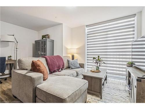 220-1 Redfern Avenue Avenue, Hamilton, ON - Indoor Photo Showing Living Room