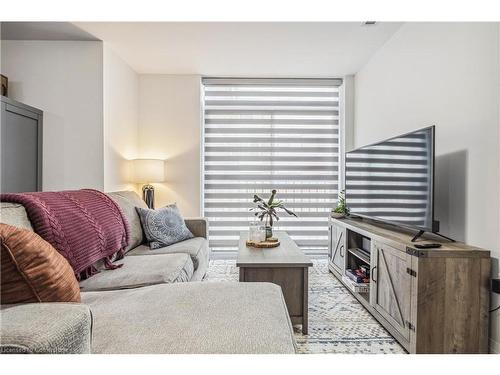 220-1 Redfern Avenue Avenue, Hamilton, ON - Indoor Photo Showing Living Room