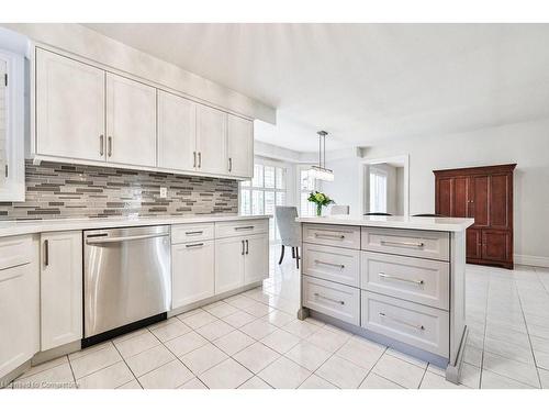 2095 Simcoe Drive, Burlington, ON - Indoor Photo Showing Kitchen With Upgraded Kitchen