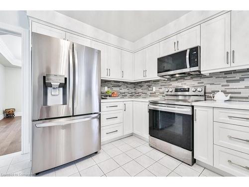 2095 Simcoe Drive, Burlington, ON - Indoor Photo Showing Kitchen With Upgraded Kitchen