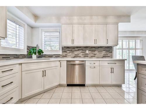 2095 Simcoe Drive, Burlington, ON - Indoor Photo Showing Kitchen With Upgraded Kitchen