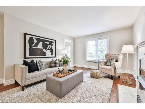 2095 Simcoe Drive, Burlington, ON - Indoor Photo Showing Living Room