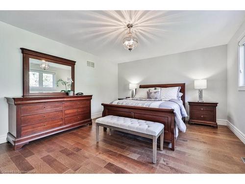 2095 Simcoe Drive, Burlington, ON - Indoor Photo Showing Bedroom