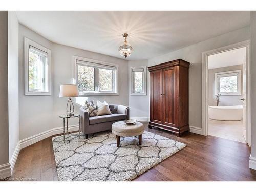 2095 Simcoe Drive, Burlington, ON - Indoor Photo Showing Living Room