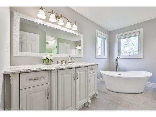 2095 Simcoe Drive, Burlington, ON - Indoor Photo Showing Bathroom