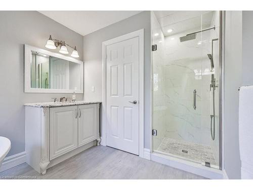 2095 Simcoe Drive, Burlington, ON - Indoor Photo Showing Bathroom