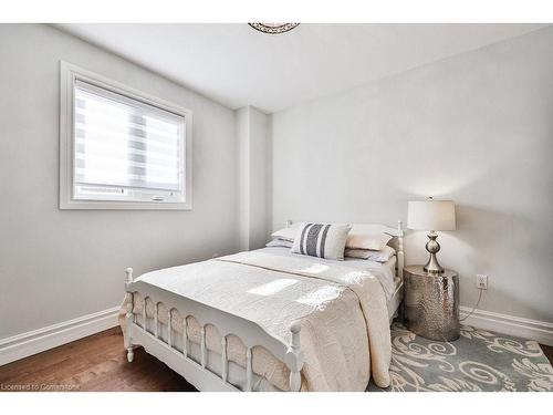 2095 Simcoe Drive, Burlington, ON - Indoor Photo Showing Bedroom