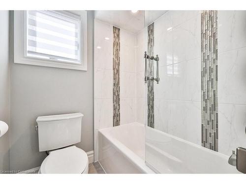 2095 Simcoe Drive, Burlington, ON - Indoor Photo Showing Bathroom