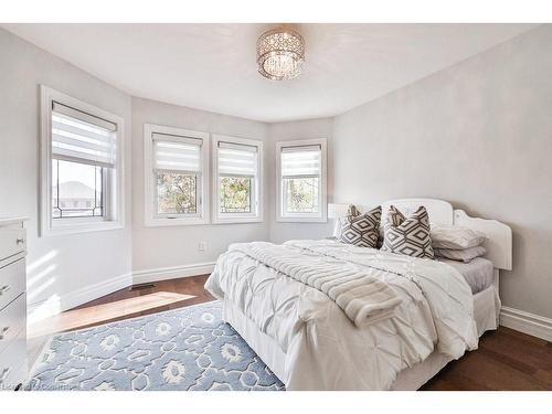 2095 Simcoe Drive, Burlington, ON - Indoor Photo Showing Bedroom