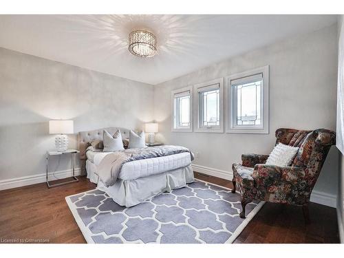 2095 Simcoe Drive, Burlington, ON - Indoor Photo Showing Bedroom