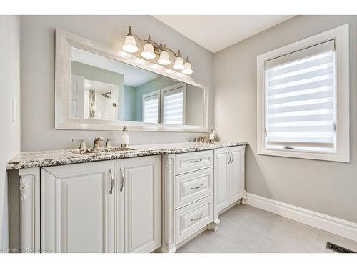 2095 Simcoe Drive, Burlington, ON - Indoor Photo Showing Bathroom