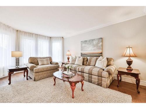 2095 Simcoe Drive, Burlington, ON - Indoor Photo Showing Living Room