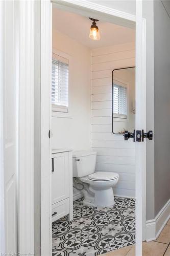 220 Hughson Street N, Hamilton, ON - Indoor Photo Showing Bathroom