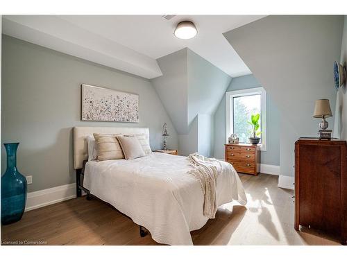 11 Church Street, Ancaster, ON - Indoor Photo Showing Bedroom