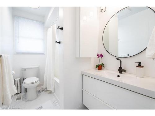 205 Hanover Place, Hamilton, ON - Indoor Photo Showing Bathroom