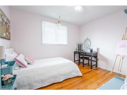 205 Hanover Place, Hamilton, ON - Indoor Photo Showing Bedroom