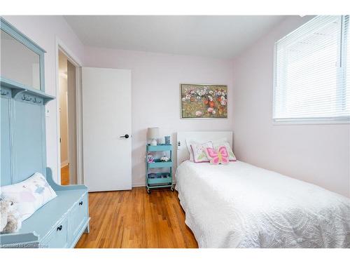 205 Hanover Place, Hamilton, ON - Indoor Photo Showing Bedroom