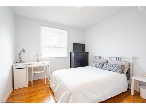 205 Hanover Place, Hamilton, ON - Indoor Photo Showing Bedroom