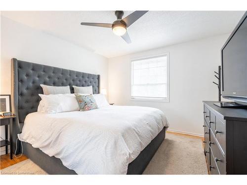 205 Hanover Place, Hamilton, ON - Indoor Photo Showing Bedroom