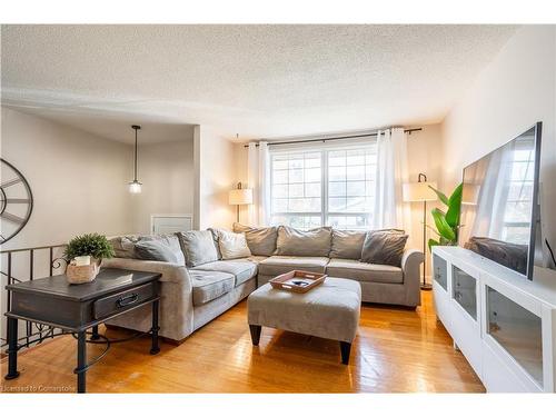 205 Hanover Place, Hamilton, ON - Indoor Photo Showing Living Room