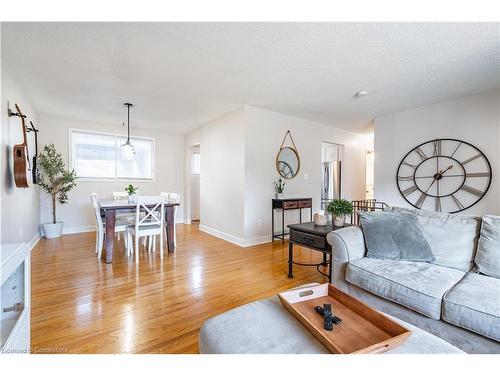 205 Hanover Place, Hamilton, ON - Indoor Photo Showing Living Room