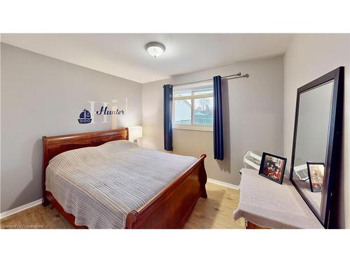 6436 Armstrong Drive, Niagara Falls, ON - Indoor Photo Showing Bedroom